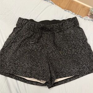 Lululemon on the fly shorts size 6 3”